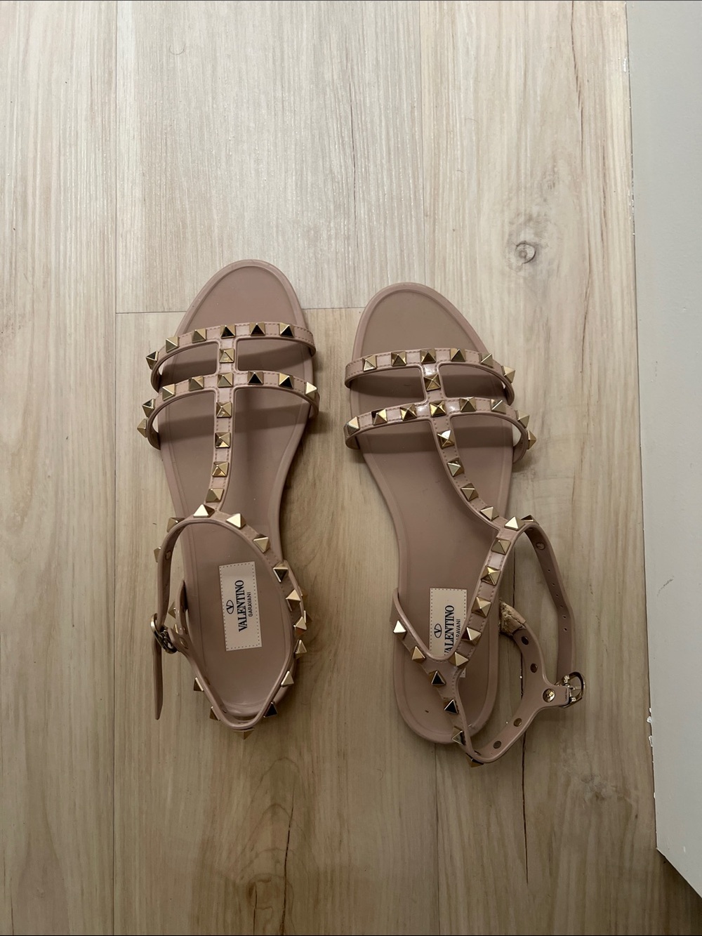 Valentino Garavani Rockstud Flat Sandals in Blush Pink - Picture 2 of 2